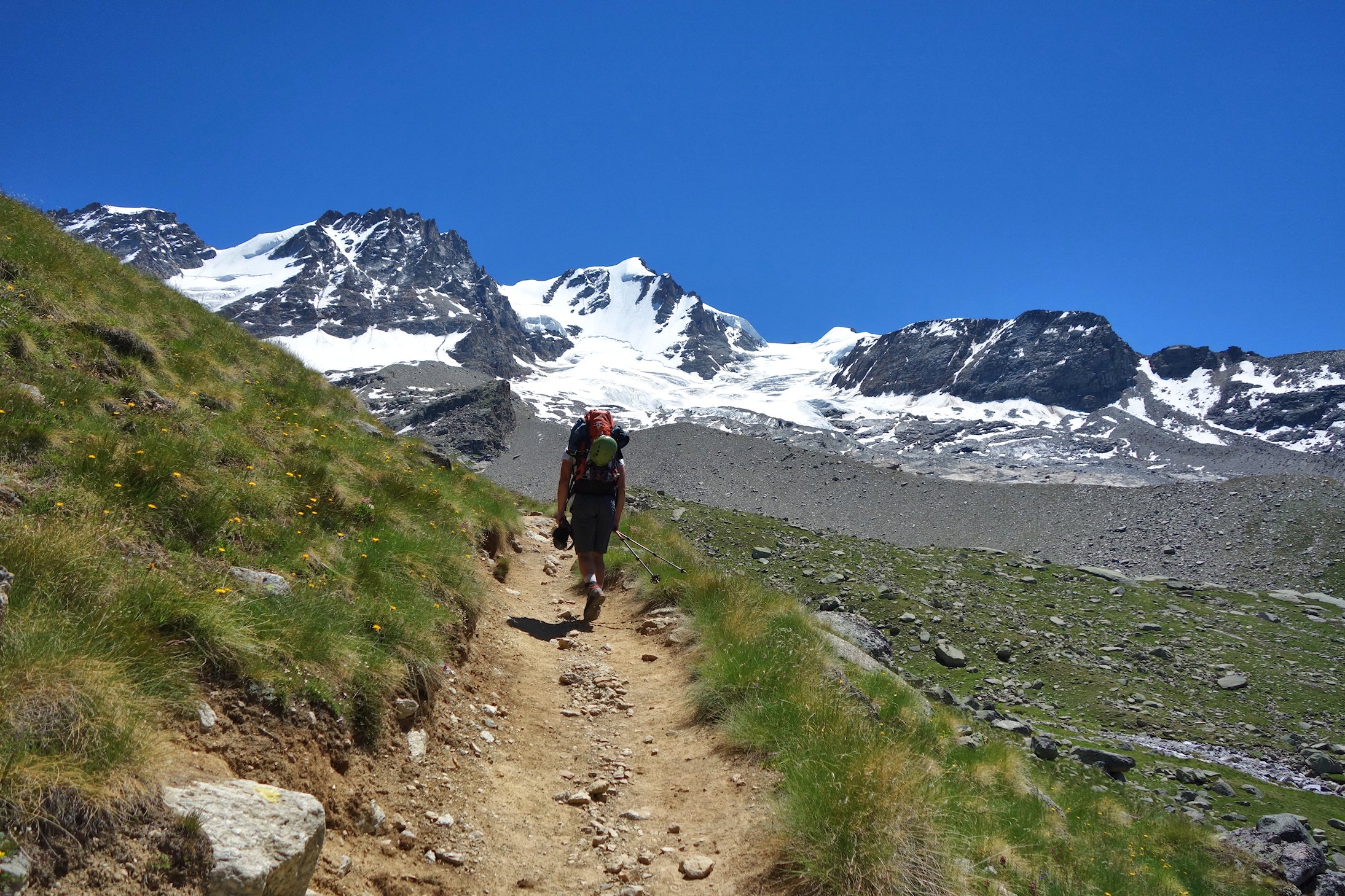 L’approche du refuge face au Gran Paradiso.