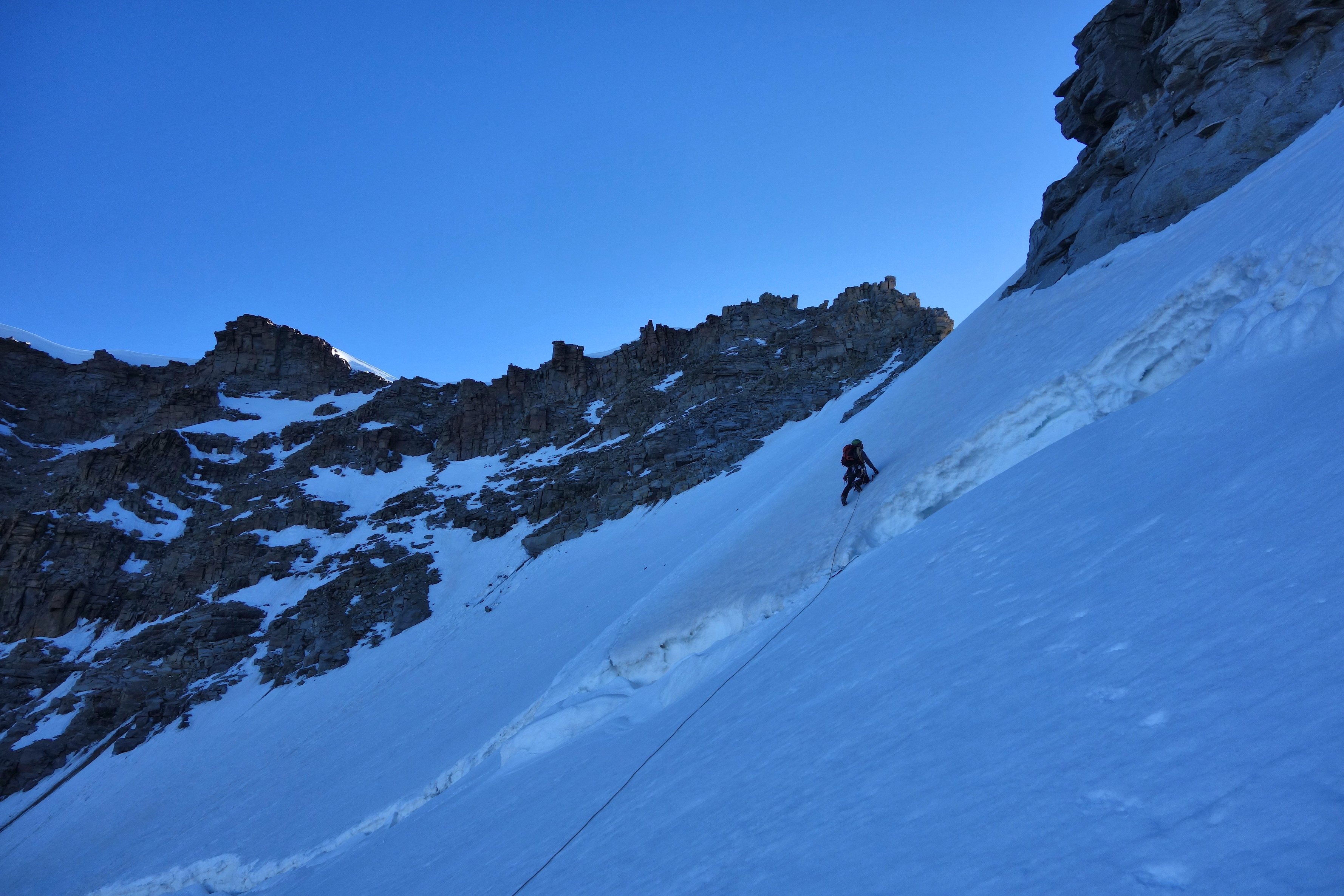 Passage de la deuxième crevasse dans les pentes raides.